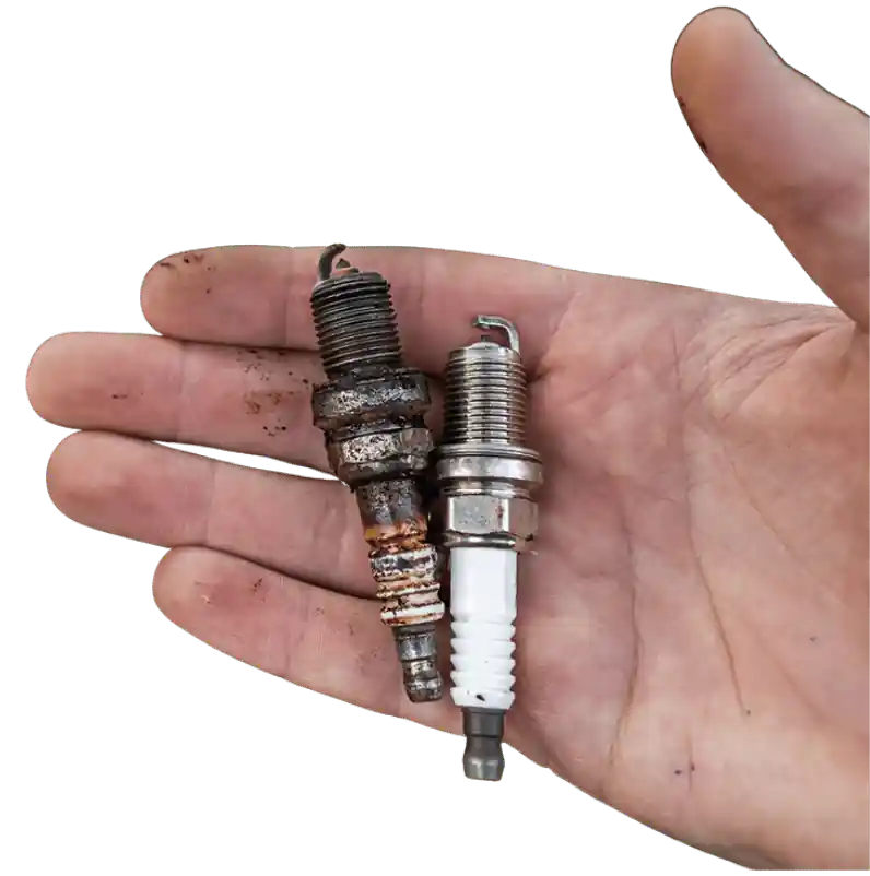 Mano sosteniendo bujías